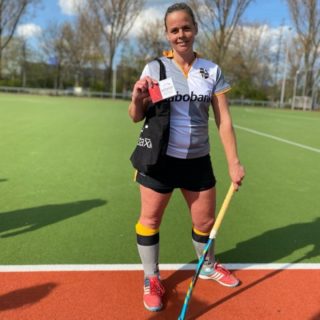 Happy Friday! ❤️

Vår holländska kollega Astrid, KAM, har landhockey som sin favoritträning. 🏒❤️💪

Landhockey, är en fysiskt krävande sport som ger minst lika mycket träning och motion som ett pass på gymmet. Du får bra kondition och blir stark och uthållig. En perfekt och också väldigt rolig träningsform med andra ord!

Trevlig helg önskar Astrid och Team Astaxin! ❤️

#wellness #healthyaging #exerciseroutine #astaxanthin #healthylife #dailyroutine #astaxin #takecare #AstaReal